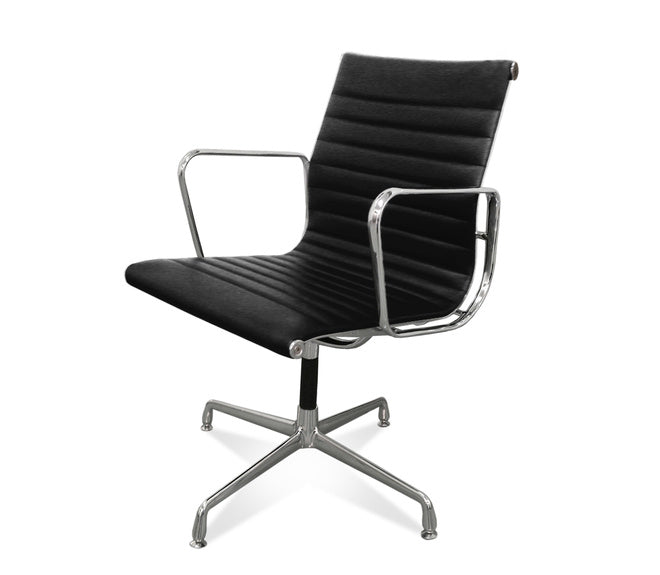 Dünn gepolsterter, gerippter Bürostuhl aus schwarzem Leder mit Stahlgestell und niedriger Rückenlehne